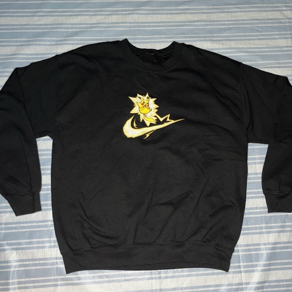 Sweatshirt pikachu nike logo men’s SZ M no tag size